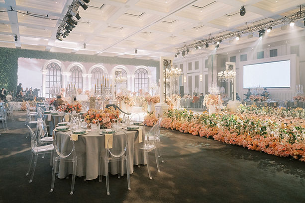 Elegantes Setup für Hochzeitsempfang – Videograf russische Hochzeit hält diesen besonderen Moment stilvoll fest.