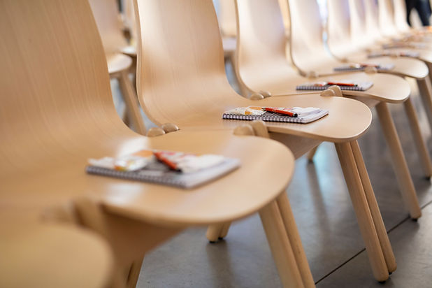Carina Schmitz unterrichtet ein Jikiden-Reiki-Shoden-Seminar in Praxis in Barmbek-Nord