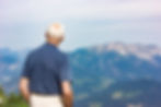 Vieil homme dans les montagnes