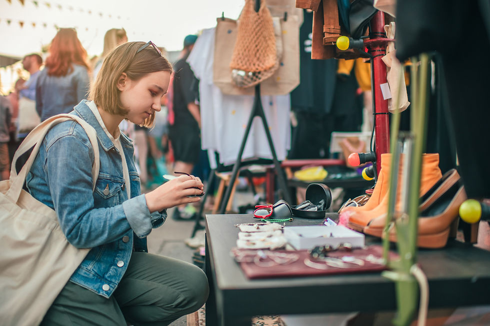 Shopping al mercato all'aperto