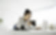 ช่างภาพหญิงกำลังเลือกภาพจากกล้องถ่ายรูปลงในคอมพิวเตอร์