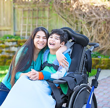 Une femme étreignant un enfant handicapé