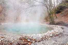 Heiße Quelle im Wald