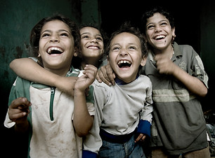 Niños pobres riendo
