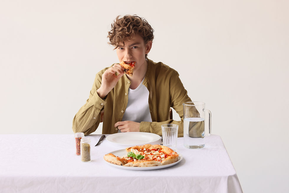 Mann isst Pizza
