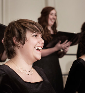 合唱團在舞臺上表演