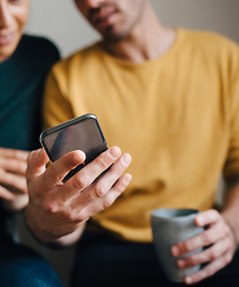 Pareja con teléfono móvil
