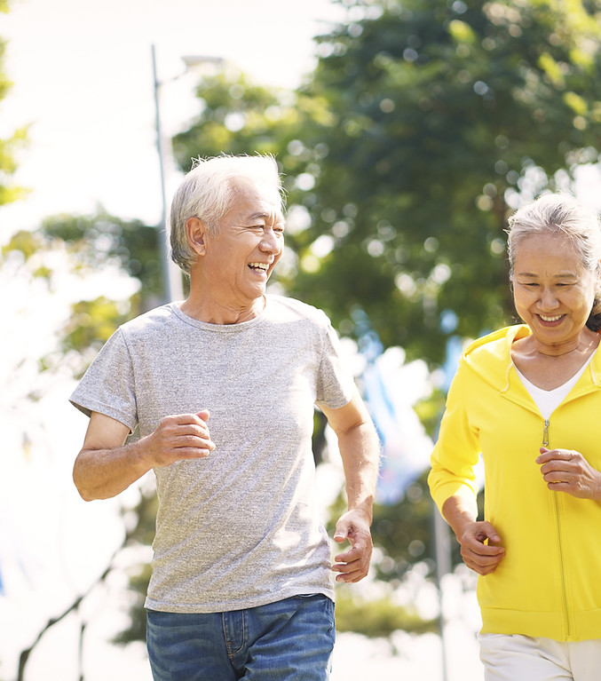 走っている老夫婦