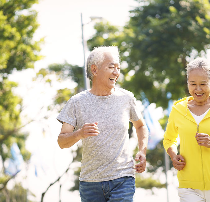 走っている老夫婦