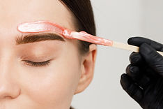 Proceso de depilación de cejas con cera