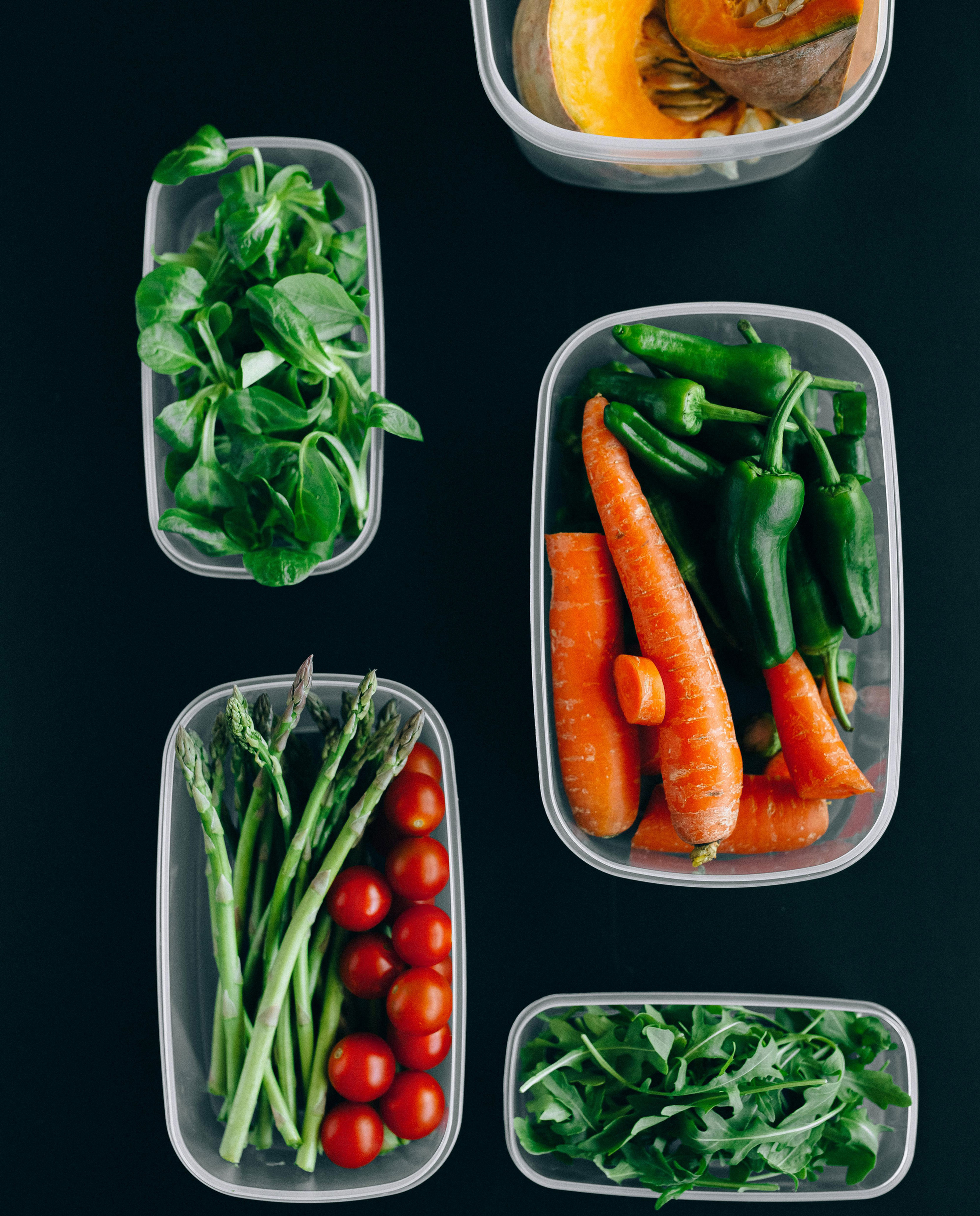 Nahaufnahme von gefüllten Meal Prep Boxen mit frischem Gemüse und Reis
