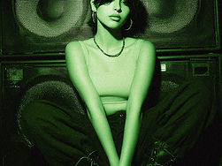 Femme avec des haut-parleurs