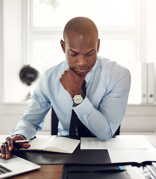 Travailler seul à son bureau