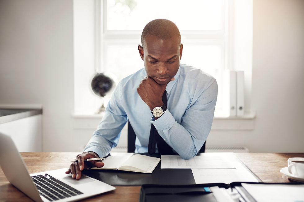 Travailler seul à son bureau