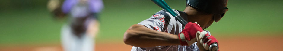 Basebollspelare som fokuserar i slagögonblicket – en tydlig symbol för snabb reaktionsförmåga, visuell precision och optimal hand-öga-koordination. Bilden visar hur Sports Vision Training hos Next Level Performance, baserade i Stockholm och verksamma i hela Sverige, hjälper idrottare att förbättra sin visuella skärpa, tolka rörelser snabbare och fatta bättre beslut när millisekunder avgör.”