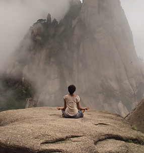 Méditation dans le brouillard de montagne
