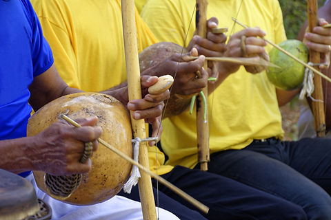 Tocando berimbau