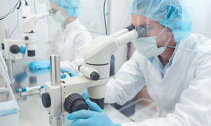 Photo of a person with medical uniform looking into a microscope
צילום של אדם לבוש במדים רפואיים מסתכל בתוך מיקרוסקופ