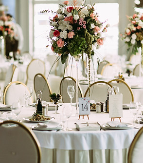 Elegantes Aufstellen des Hochzeitstisches