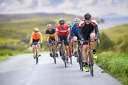 Eine Gruppe von 6 Rennradfahrern im Grünen