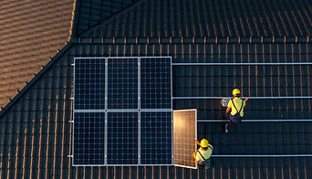 Technicy paneli słonecznych