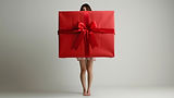 Mujer con gran regalo