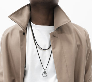 Homme portant un collier