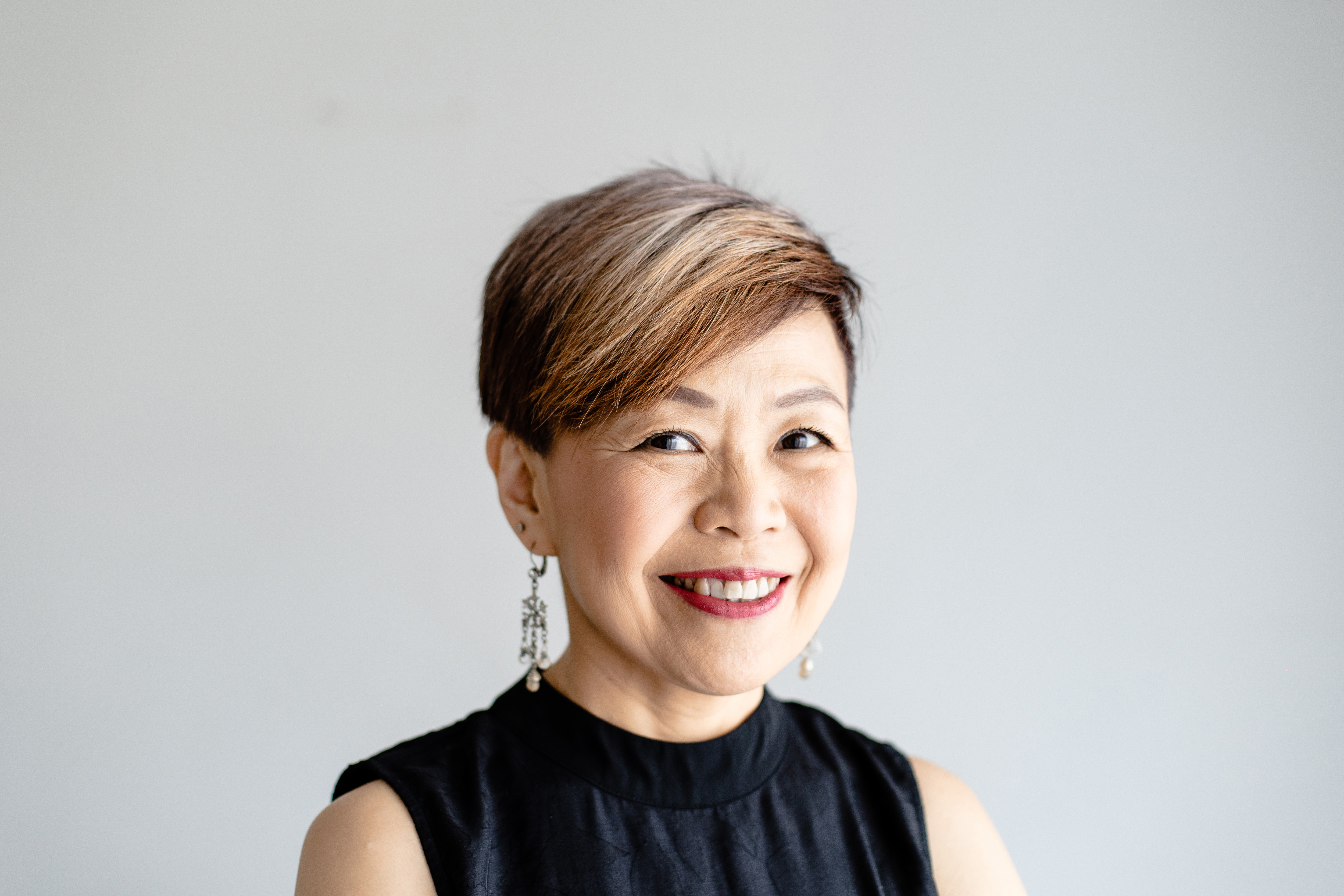 Uma senhora idosa a sorrir