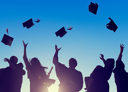 Graduados lanzando gorras