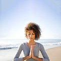 Meditación tranquila en la playa