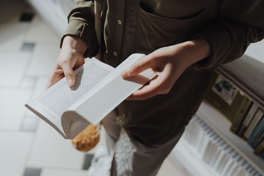Personne lisant un livre