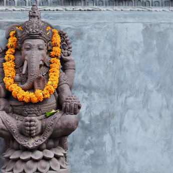 Ganesha-Statue mit Ringelblumen