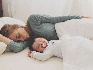 mãe e bebe dormindo juntos