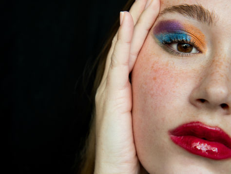 TCHAU, NEUTROS! OLÁ, CORES! PASSARELAS APOSTAM EM TONS INTENSOS PARA O VERÃO DE 2026, E QUEM DISSE, BERENICE? TEM A MAKE PERFEITA PARA CADA UM