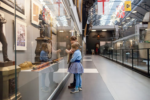 Kinderen die een museum bezoeken