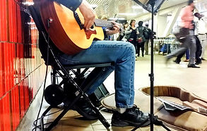 Musicien dans une gare