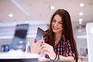 Femme avec nouveau téléphone portable