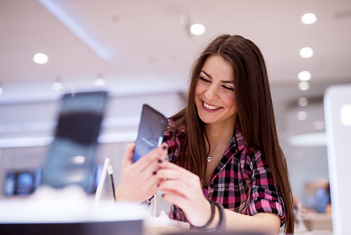Mujer con celular nuevo