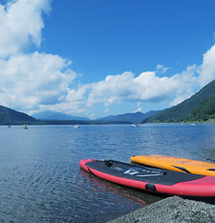 Planches à pagaie au bord du lac