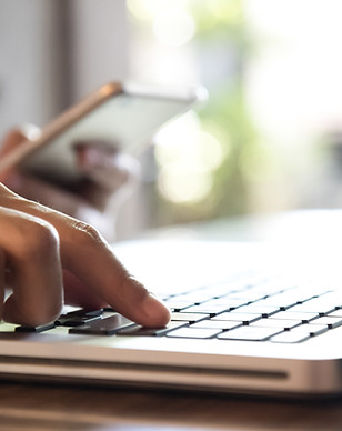 Laptop und Telefon