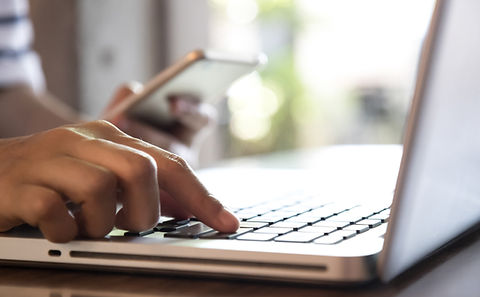 Laptop und Telefon