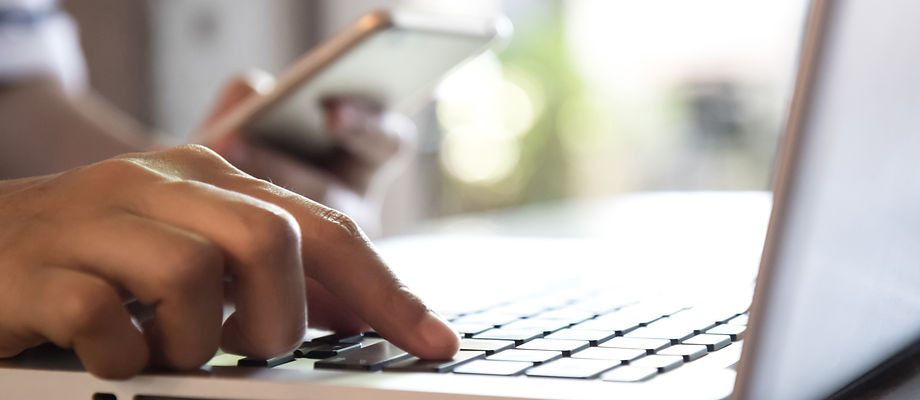 Laptop und Telefon