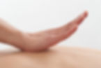 Hand auf dem Rücken
