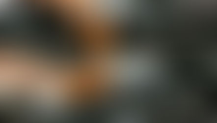 pessoa consertando um motor de carro