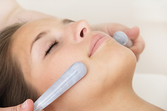 Gesichtsmassage mit Eiskugeln