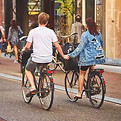 Stel fietst samen