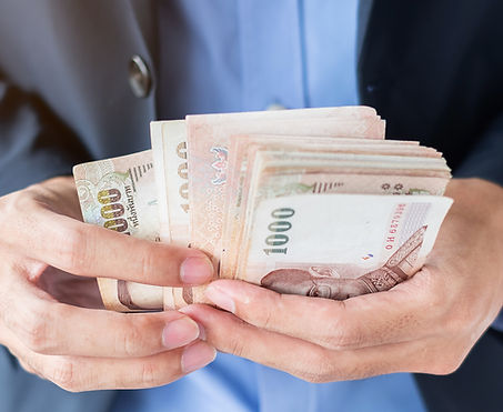 Um homem a contar dinheiro