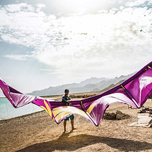 Un homme installe un cerf-volant
