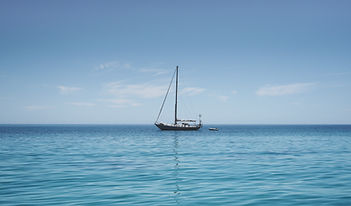 Segelboot auf dem Ozean