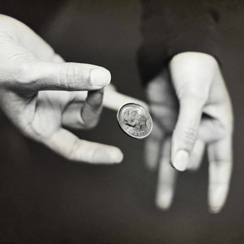 Muntje opgooien gebaar